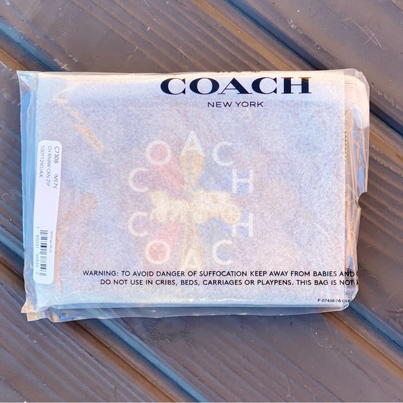 🔥NWT Coach Radial Rainbow Wristlet. - Picture 2 of 4